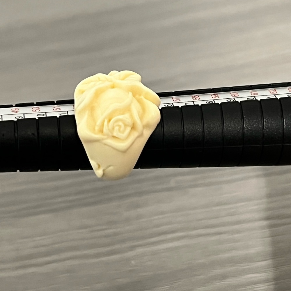 Vintage Plastic Ring with Flower Design, Size 7, Boho - Picture 4 of 4
